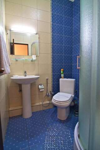 Отель Hotel Dobrodiy Винница Трехместный номер с ванной комнатой-2